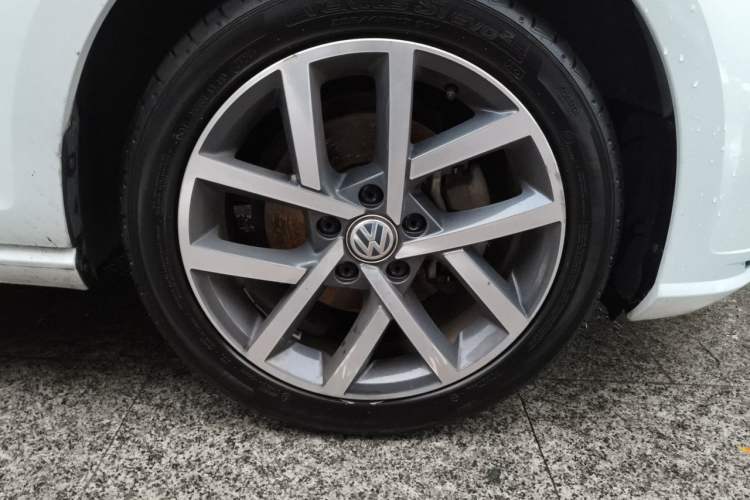 Used Volkswagen Golf 2018 230TSI Automatic Luxury Version Right Front Wheel Hub