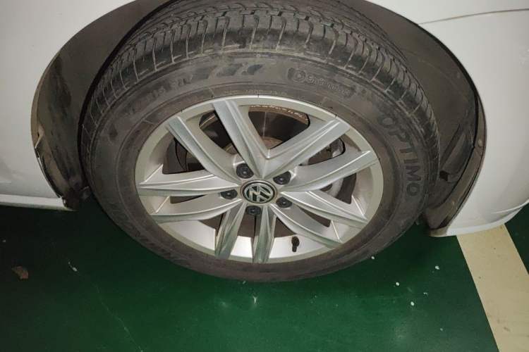 Used Volkswagen Golf 2018 1.6L Automatic Comfort Model Right Front Wheel Hub