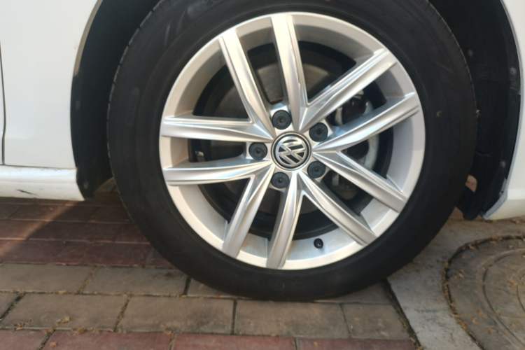 Used Volkswagen Golf 2018 1.6L Automatic Comfort Model Right Front Wheel Hub