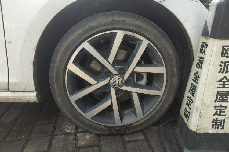 Used Volkswagen Golf 2018 230TSI Automatic Luxury Version Right Front Wheel Hub