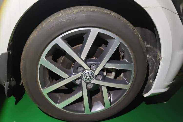 Used Volkswagen Golf 2018 230TSI Automatic Luxury Version Right Front Wheel Hub