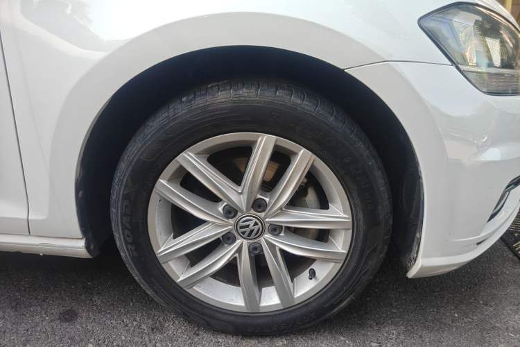 Used Volkswagen Golf 2018 230TSI Automatic Comfort Model Right Front Wheel Hub