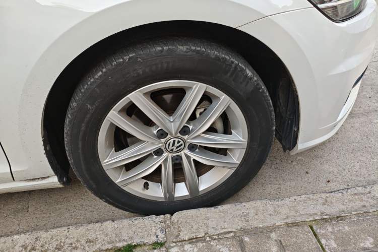 Used Volkswagen Golf 2018 230TSI Automatic Comfort Model Right Front Wheel Hub