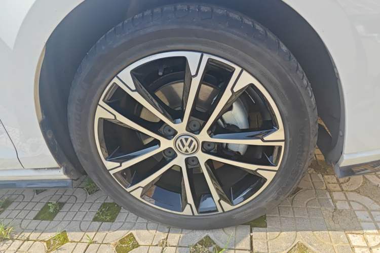 Used Volkswagen Golf 2018 280TSI Automatic R-Line Model Right Front Wheel Hub
