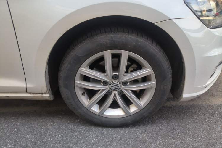Used Volkswagen Golf 2018 230TSI Manual Comfort Version Right Front Wheel Hub