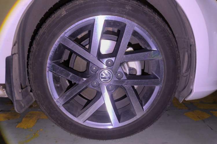 Used Volkswagen Golf 2018 230TSI Automatic Luxury Version Right Front Wheel Hub
