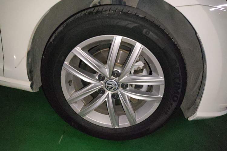 Used Volkswagen Golf 2018 230TSI Automatic Comfort Model Right Front Wheel Hub