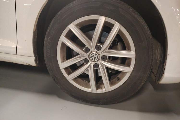 Used Volkswagen Golf 2018 1.6L Automatic Comfort Model Right Front Wheel Hub