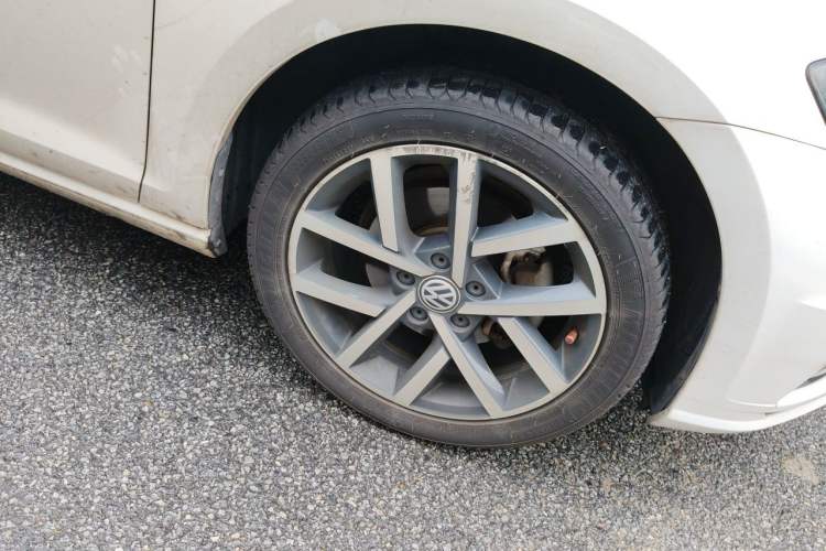 Used Volkswagen Golf 2018 230TSI Automatic Luxury Version Right Front Wheel Hub