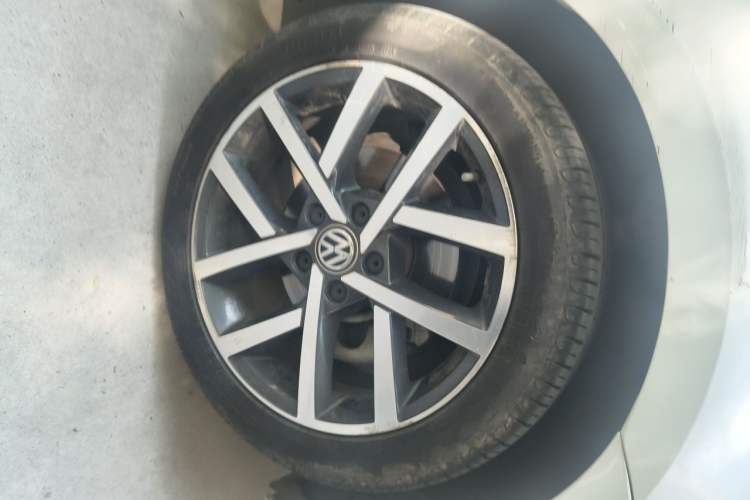 Used Volkswagen Golf 2018 230TSI Automatic Luxury Version Right Front Wheel Hub
