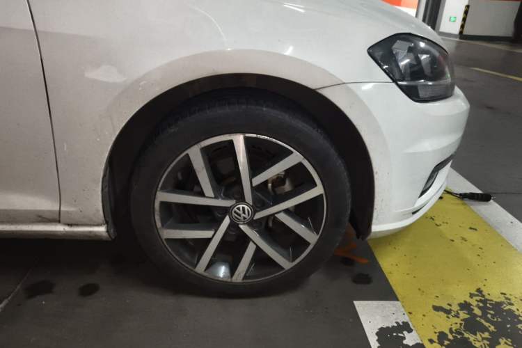 Used Volkswagen Golf 2018 230TSI Automatic Luxury Version Right Front Wheel Hub