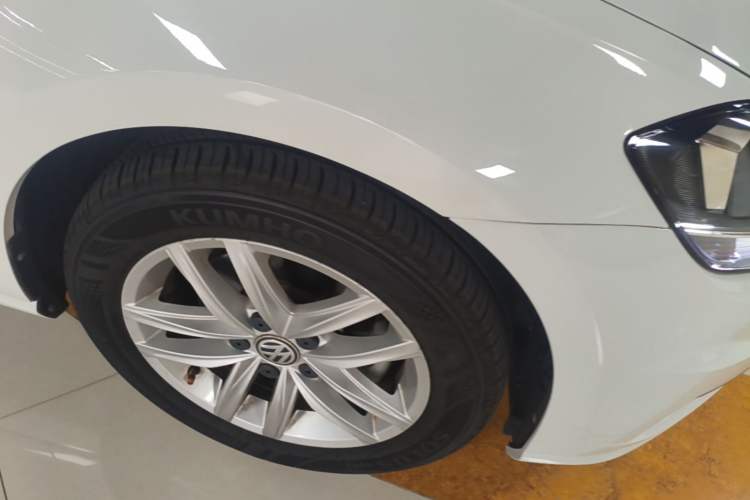 Used Volkswagen Golf 2018 230TSI Automatic Comfort Model Right Front Wheel Hub