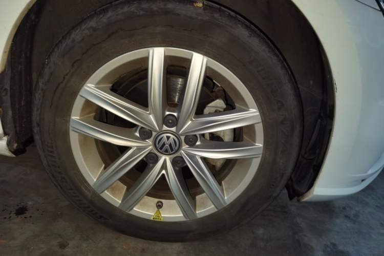 Used Volkswagen Golf 2018 1.6L Automatic Comfort Model Right Front Wheel Hub