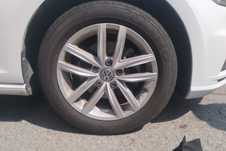 Used Volkswagen Golf 2018 1.6L Automatic Comfort Model Right Front Wheel Hub