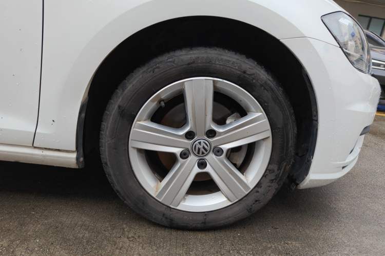 Used Volkswagen Golf 2018 1.6L Automatic Fashion Model Right Front Wheel Hub