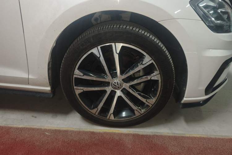 Used Volkswagen Golf 2018 280TSI Automatic R-Line Model Right Front Wheel Hub