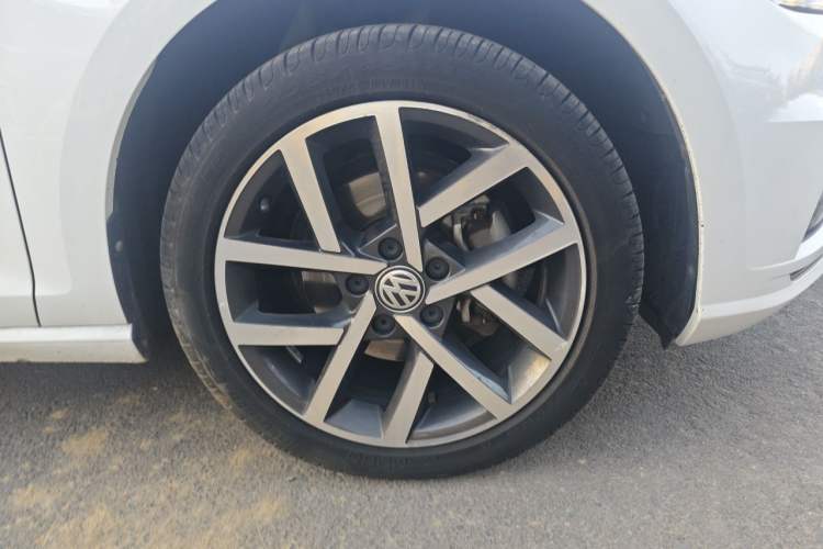 Used Volkswagen Golf 2018 230TSI Automatic Luxury Version Right Front Wheel Hub