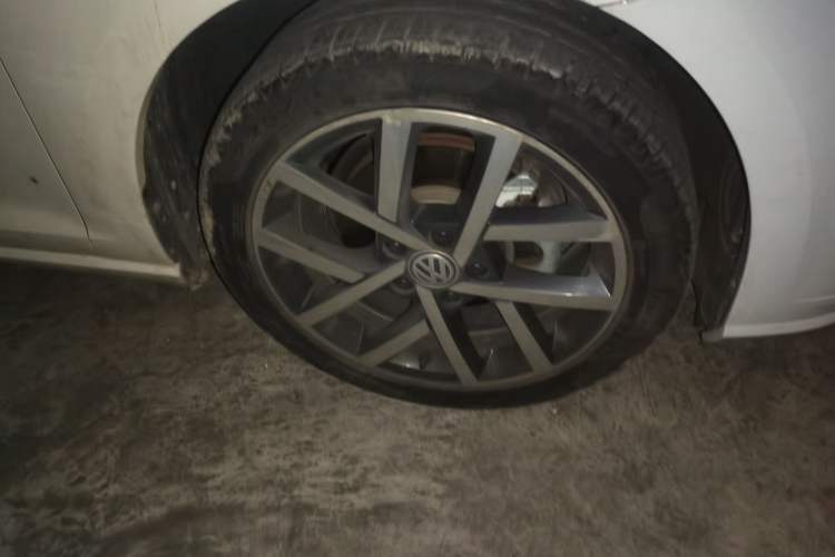 Used Volkswagen Golf 2018 230TSI Automatic Luxury Version Right Front Wheel Hub