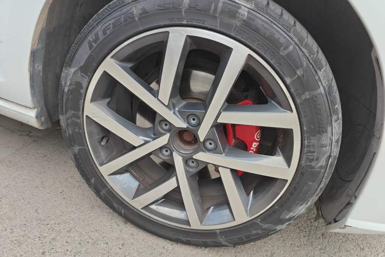 Used Volkswagen Golf 2018 230TSI Automatic Luxury Version Right Front Wheel Hub