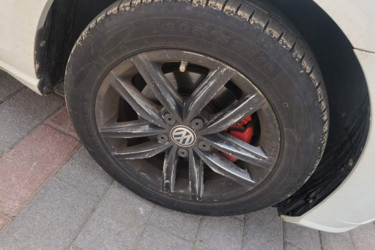 Used Volkswagen Golf 2018 230TSI Automatic Comfort Model Right Front Wheel Hub