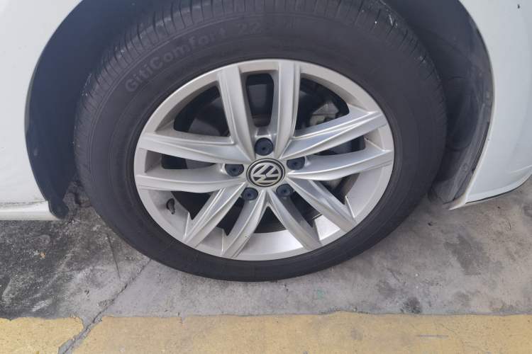 Used Volkswagen Golf 2018 230TSI Automatic Comfort Model Right Front Wheel Hub