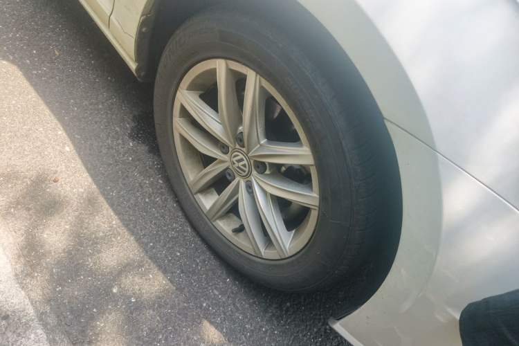 Used Volkswagen Golf 2018 230TSI Automatic Comfort Model Right Front Wheel Hub