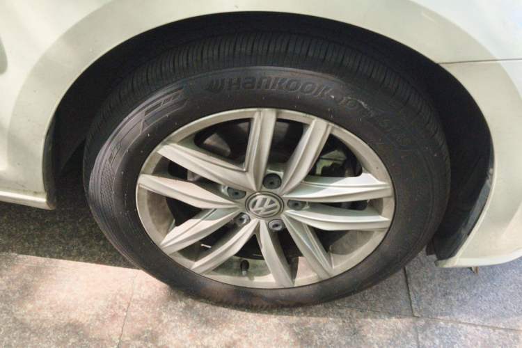 Used Volkswagen Golf 2018 230TSI Automatic Comfort Model Right Front Wheel Hub