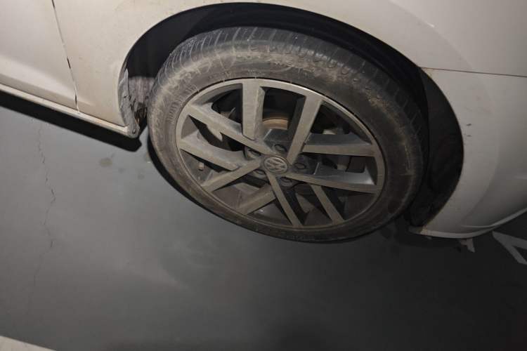 Used Volkswagen Golf 2018 230TSI Automatic Luxury Version Right Front Wheel Hub