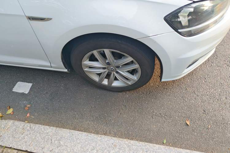 Used Volkswagen Golf 2018 230TSI Automatic Comfort Model Right Front Wheel Hub
