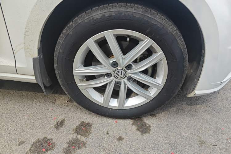 Used Volkswagen Golf 2018 1.6L Automatic Comfort Model Right Front Wheel Hub