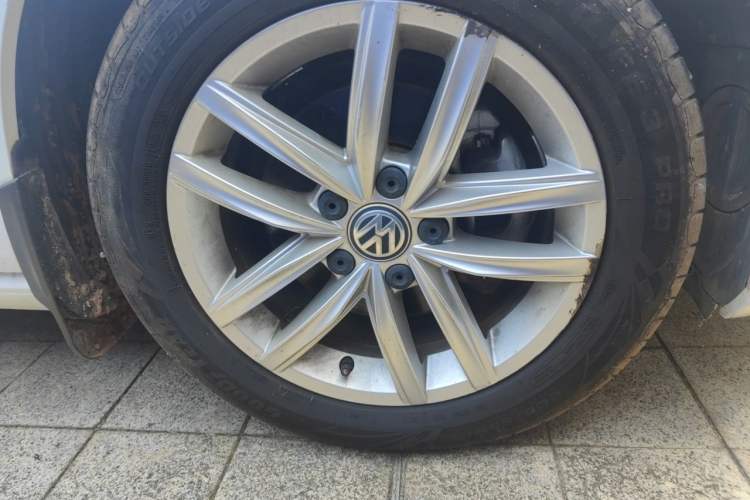 Used Volkswagen Golf 2018 230TSI Automatic Comfort Model Right Front Wheel Hub