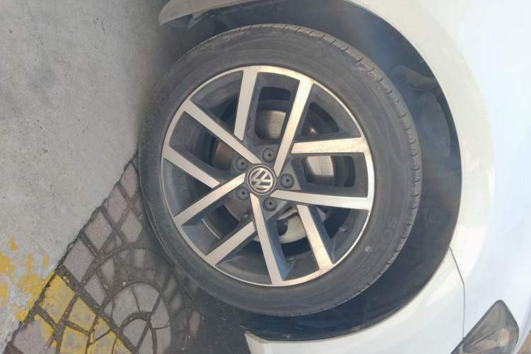 Used Volkswagen Golf 2018 230TSI Automatic Luxury Version Right Front Wheel Hub
