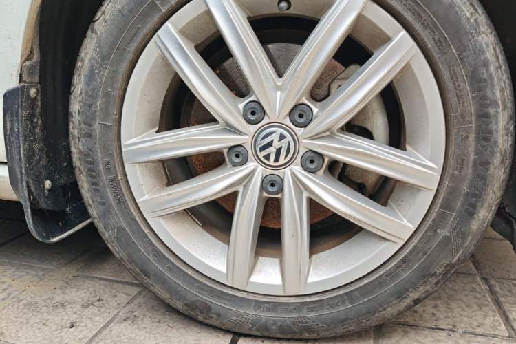 Used Volkswagen Golf 2018 1.6L Automatic Comfort Model Right Front Wheel Hub