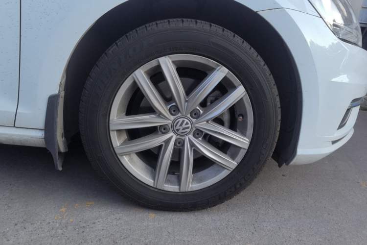 Used Volkswagen Golf 2018 1.6L Automatic Comfort Model Right Front Wheel Hub