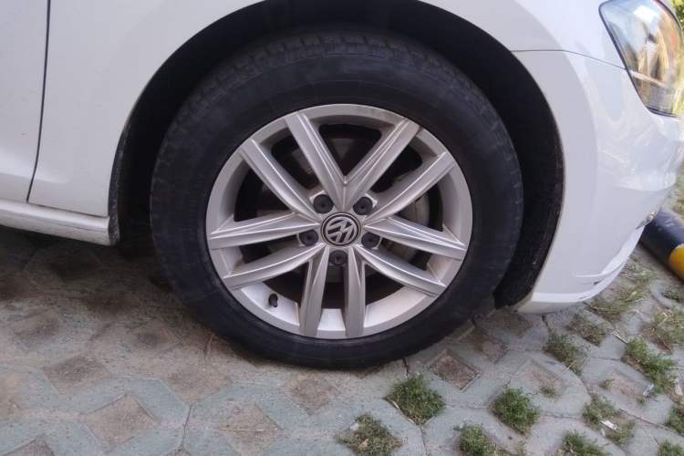 Used Volkswagen Golf 2018 230TSI Automatic Comfort Model Right Front Wheel Hub