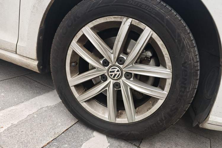 Used Volkswagen Golf 2018 1.6L Automatic Comfort Model Right Front Wheel Hub