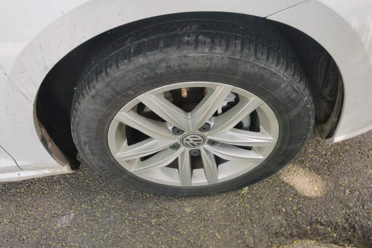 Used Volkswagen Golf 2018 230TSI Automatic Comfort Model Right Front Wheel Hub