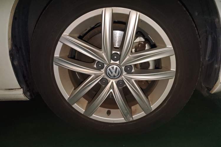 Used Volkswagen Golf 2018 230TSI Automatic Comfort Model Right Front Wheel Hub