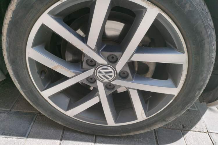 Used Volkswagen Golf 2018 230TSI Automatic Luxury Version Right Front Wheel Hub