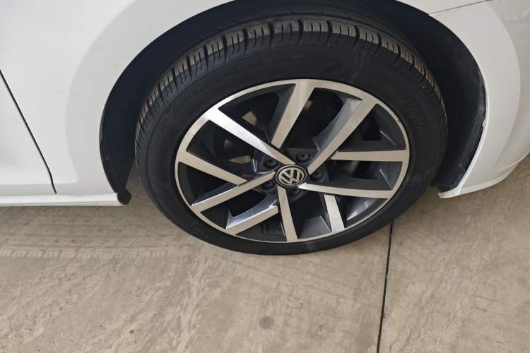 Used Volkswagen Golf 2018 230TSI Automatic Luxury Version Right Front Wheel Hub