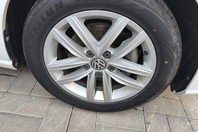 Used Volkswagen Golf 2018 1.6L Automatic Comfort Model Right Front Wheel Hub