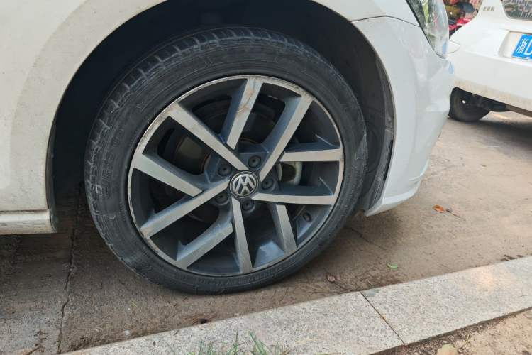 Used Volkswagen Golf 2018 230TSI Automatic Luxury Version Right Front Wheel Hub