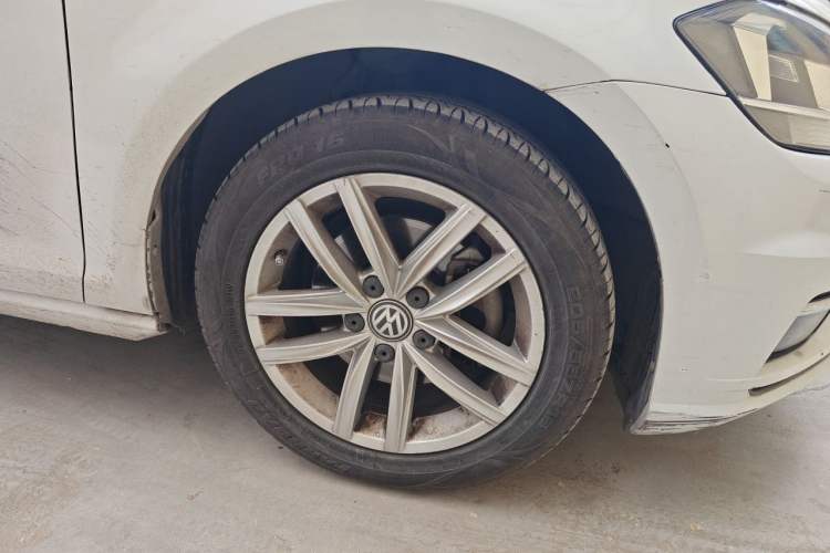 Used Volkswagen Golf 2018 230TSI Automatic Comfort Model Right Front Wheel Hub