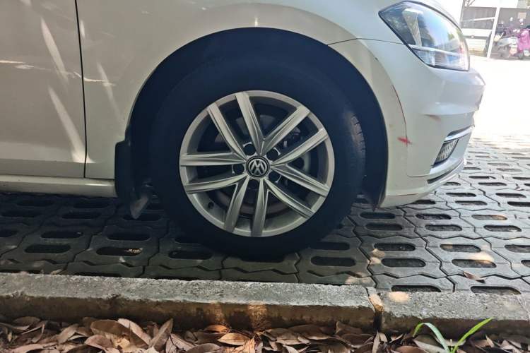 Used Volkswagen Golf 2018 1.6L Automatic Comfort Model Right Front Wheel Hub