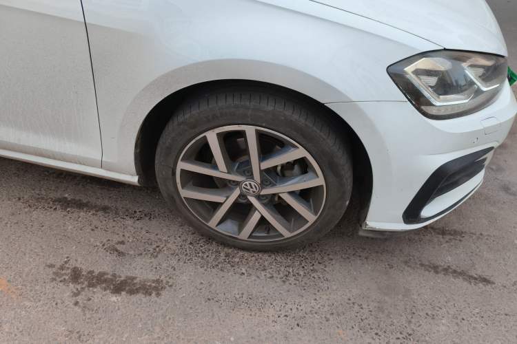 Used Volkswagen Golf 2018 230TSI Automatic Luxury Version Right Front Wheel Hub