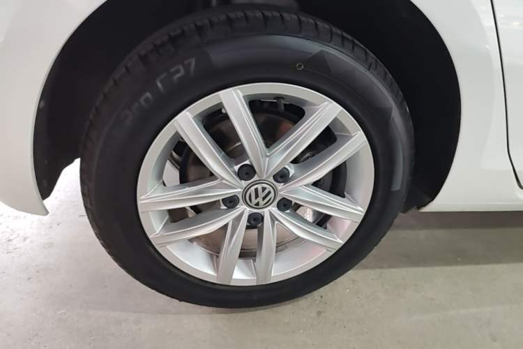 Used Volkswagen Golf 2018 230TSI Automatic Comfort Model Right Rear Wheel Hub