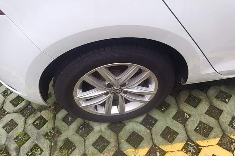 Used Volkswagen Golf 2018 230TSI Automatic Comfort Model Right Rear Wheel Hub