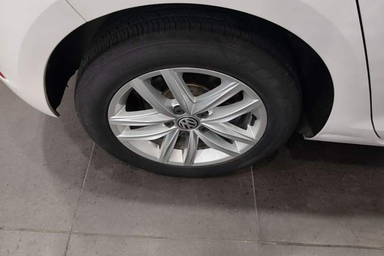 Used Volkswagen Golf 2018 230TSI Automatic Comfort Model Right Rear Wheel Hub