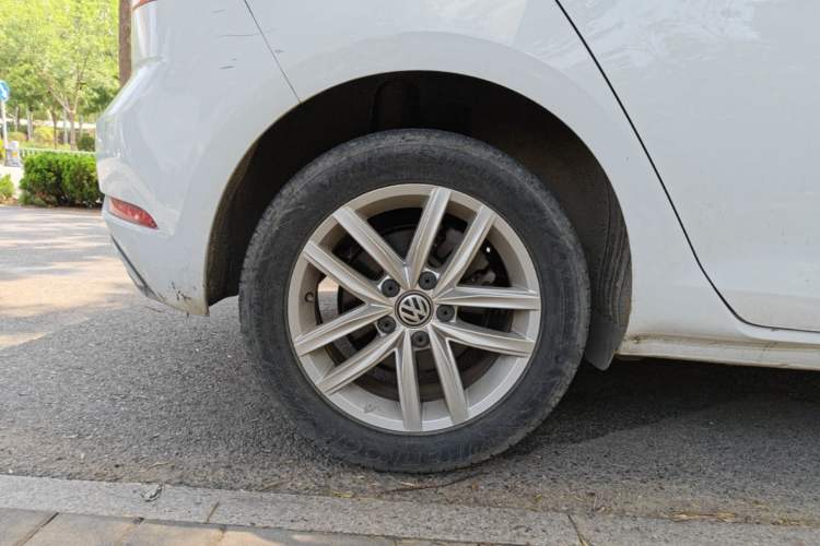 Used Volkswagen Golf 2018 1.6L Automatic Comfort Model Right Rear Wheel Hub
