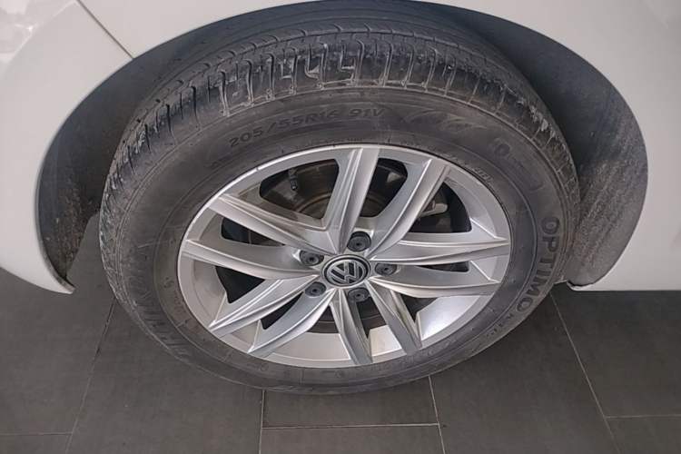 Used Volkswagen Golf 2018 230TSI Automatic Comfort Model Right Rear Wheel Hub